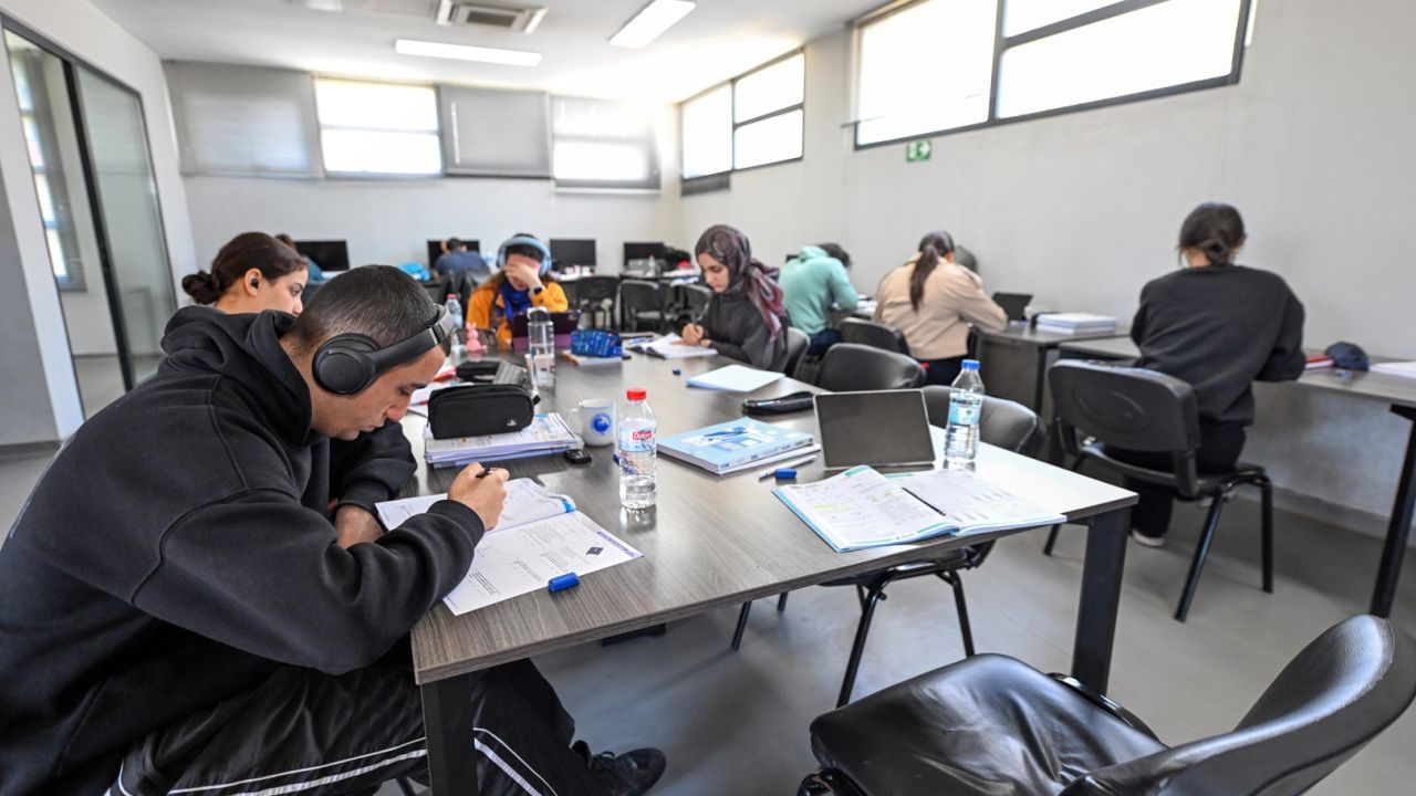 Mersin’de okuma salonları gençlere eğitimde destek sunuyor